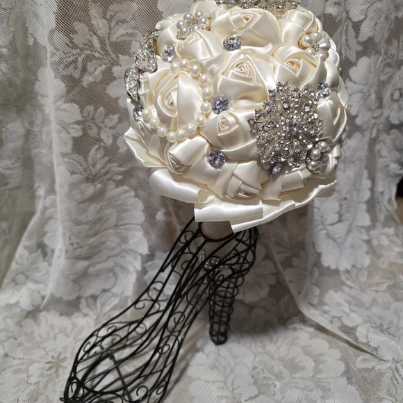 Pearls Rhinestones Brooch Elegant Ivory Cream Satin Rose Bridal Bouquet. - Picture 1 of 3